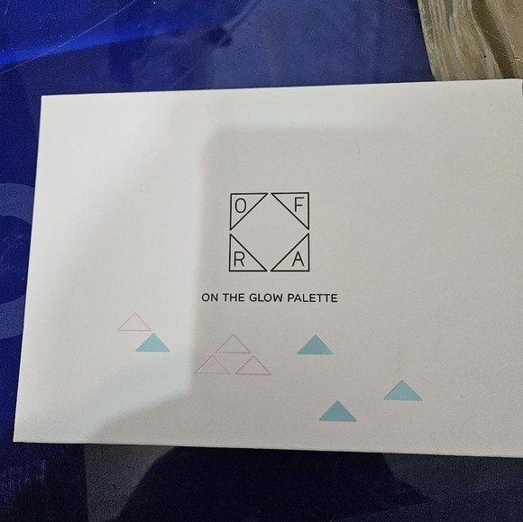 Ofra On the Glow bronzer and highlighter palette - Picture 3 of 4